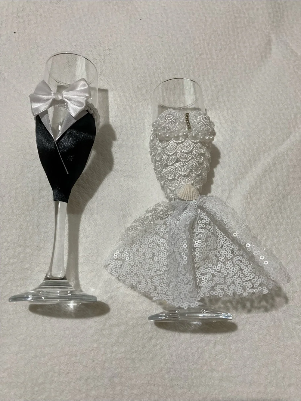 Elegant Bride and Groom Toasting Flutes - White and Black Wedding Glasses